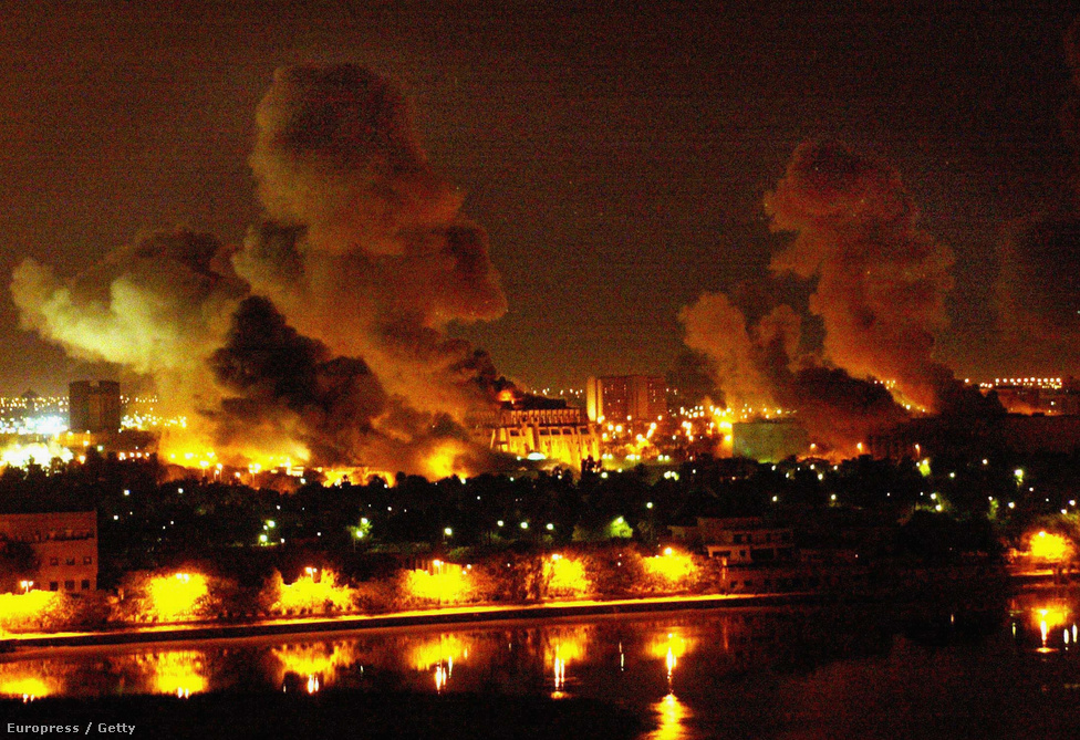 2003. március 21. Lángokban az iraki minisztertanács épülete Bagdadban. Tíz éve, magyar idő szerint március 20-án hajnalban, a Szaddám Huszein bagdadi főhadiszállása elleni célzott rakétatámadásokkal megkezdődött az Iraki Szabadság Hadművelet, azaz a második öbölháború. Hogy ez történt, nem érhette meglepetésként a világ közvéleményét. 