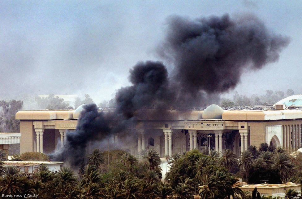 2003. április 7. Füst száll fel Szaddám Huszein bagdadi elnöki palotájából. Az amerikai műveletek a március végi megtorpanás után áprilisban új lendületet vettek. Ekkor vált nyilvánvalóvá, hogy Tommy Franks vezérkari főnök végig egy grandiózus hadicselre, megkerülő manőverre készült. A terv bevállt, az amerikai csapatok április 7-én, reggel gyakorlatilag ellenállás nélkül hatoltak be Bagdadba. 