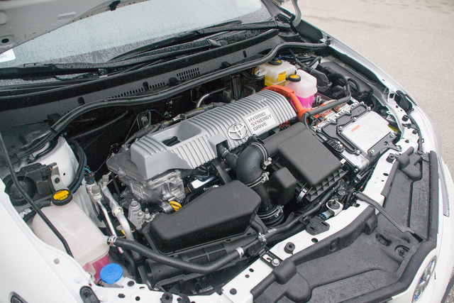 Akár egy Prius motortere is lehetne. Keveset látni az elektromotor és benzinmotor, illetve elektronikusan vezérelt fokozatmentes váltó, az e-CVT megoldásaiból
