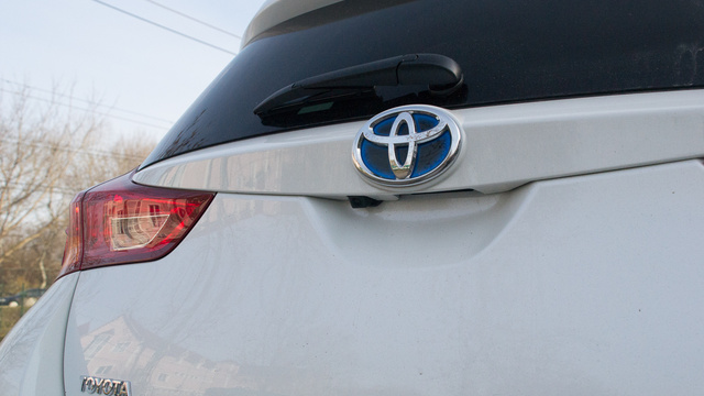 A kékes Toyota logó a hibridek sajátja