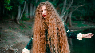 A legyek is belegabalyodnak az orosz nő hajába, akit az igazi Aranyhajnak becéznek