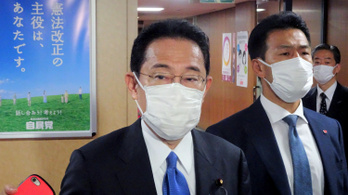 Hétfőn beiktatják Japán századik miniszterelnökét