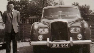 Közel 60 éve sofőrként vezette: veterán Bentley-vel lepték meg a férfit 100. születésnapjára