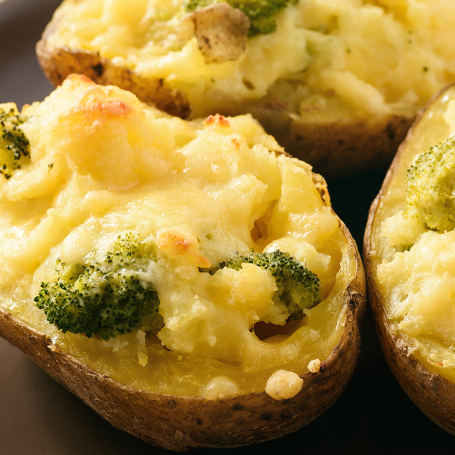 Brokkolival és sajttal töltött, krémesre sült krumpli: tartalmas vega főétel