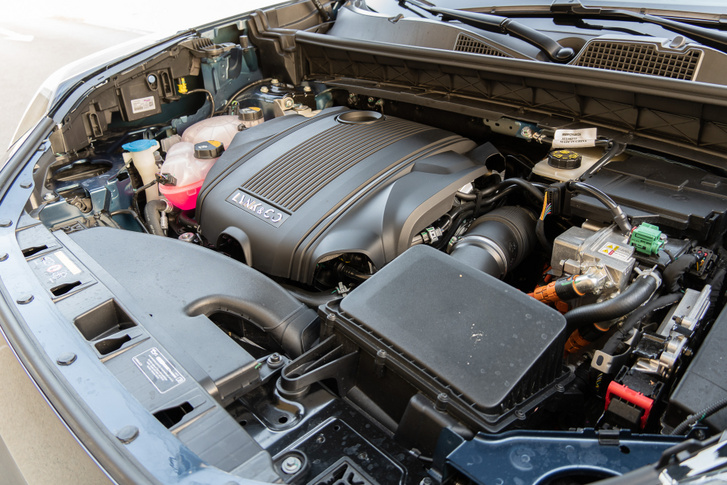 Volvo eredetű a háromhengeres, másfél literes, benzines turbómotor, mint ahogy hibrid hajtáslánc többi eleme is