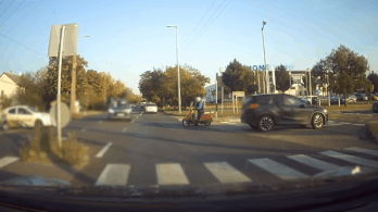 Videó: így üti el az SUV a nem megfelelő helyen várakozó robogóst