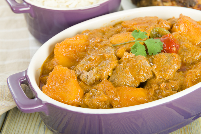 Szaftos édesburgonyás, csirkés ragu a sütőben összesütve: a currytől lesz ennyire finom