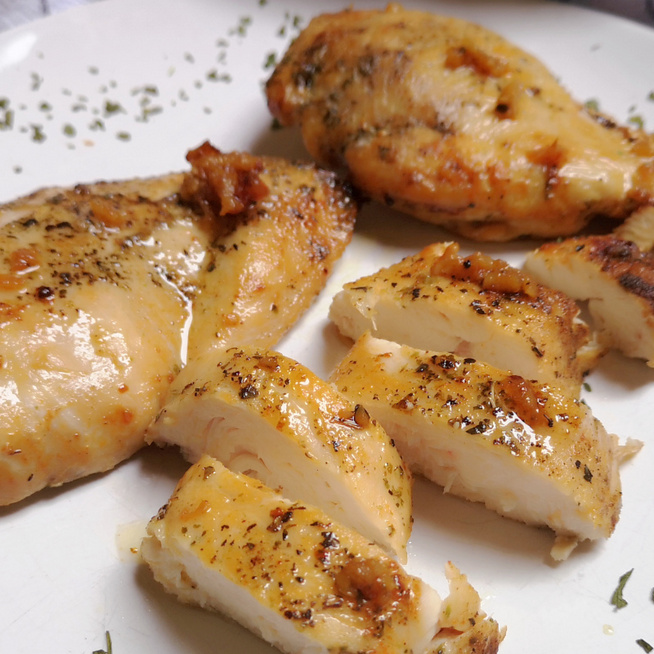 Omlós csirkemell fokhagymás vajban sütve – Egészen puha és szaftos lesz így a hús