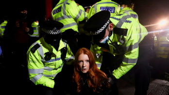 Letartóztatták, majd a fél rendőrőrs belájkolta a Tinder-profilját