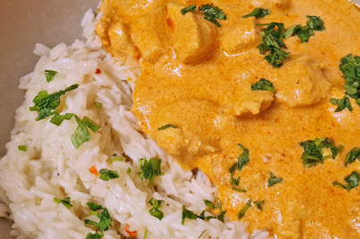 Illatos, fűszeres indiai vajas csirke: rizzsel és lepénykenyérrel az igazi
