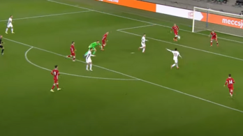 Videón a lengyel kapus kapitális hibája, amely Magyarország egyenlítő gólját előzte meg a 95. percben