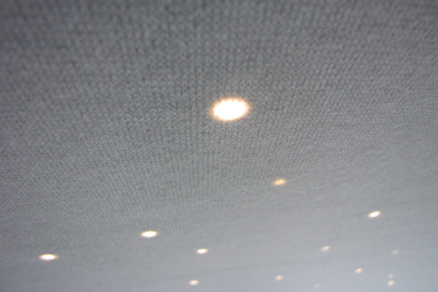 A tetőkárpit anyaga alá integrálták a kis LED-eket