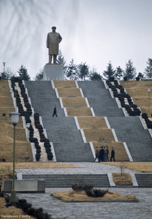Kim Ir Szen csak 1994-ben halt meg, de 1973-ban már bőven tele volt szobraival a belváros. A személye köré kialakított kultuszt a szovjet vezetők is megirigyelhették volna. 