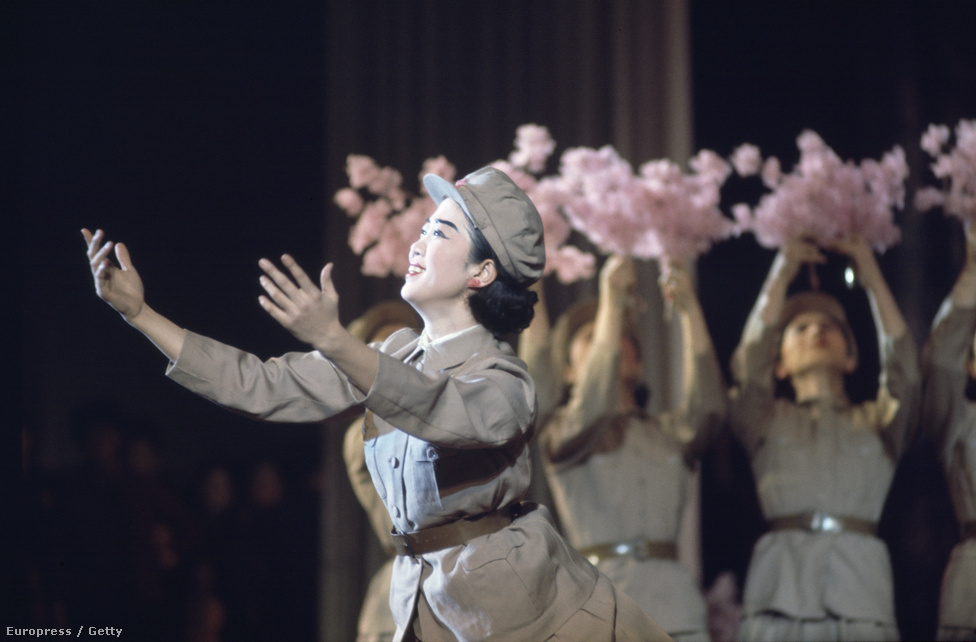 Egyenruhás táncelőadás a Népi Kultúra Palotájában. Egy igazi katonai diktatúrához méltóan kulturális előadások sem mehettek le háborús felhangok nélkül. 