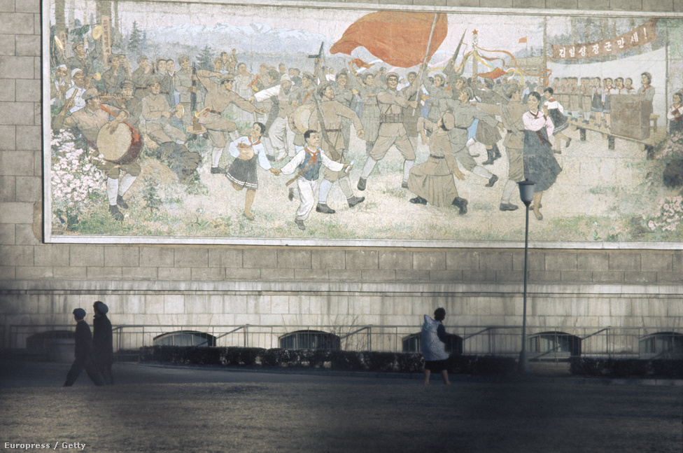 A főváros tűzfalait már akkor is elborították a forradalmi harcokra emlékeztető festmények.