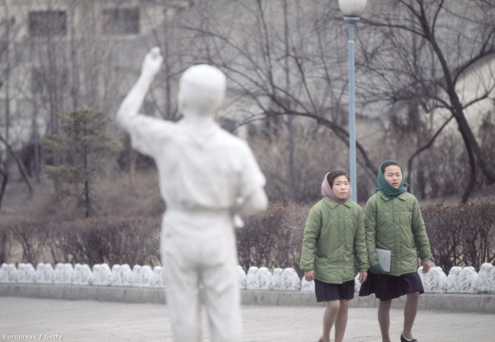 Két észak-koreai lány sétál Phenjan belvárosában. Egyenruha, egyenkedv. 