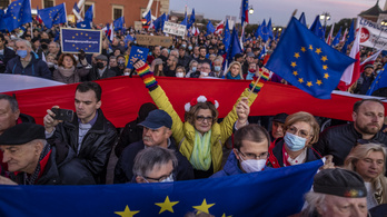 Százezrek tüntettek a lengyel uniós tagság mellett