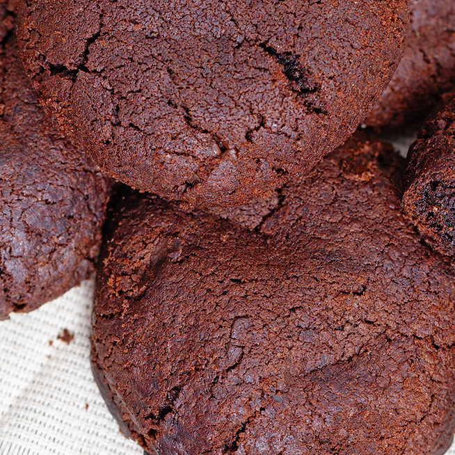 Csábítóan csokis brownie-keksz: kívül roppanós, belül lágy