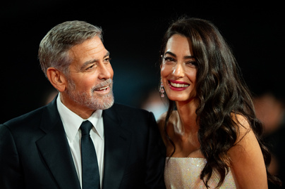 Amal Clooney hófehér, csillogó estélyijében hercegnőként ragyogott: George le sem vette róla a kezét