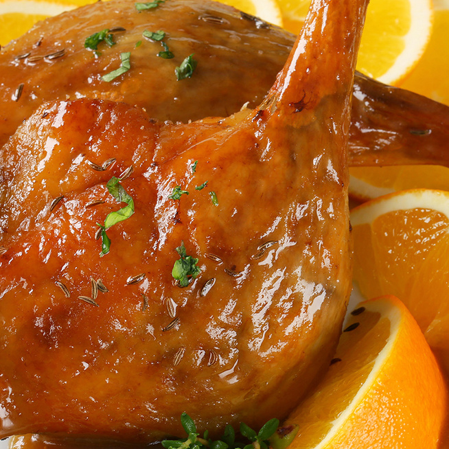 Mennyei, ropogós bőrű narancsos kacsa: fényes máz borítja az omlós húst