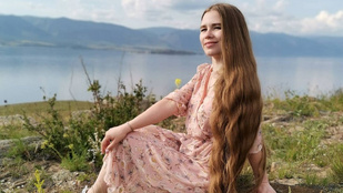 Bokáig ér egy orosz nő haja: 23 éve nem vágatta le