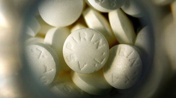 A legtöbb felnőttnek nem lenne szabad aszpirint szednie szívroham ellen