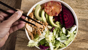 Kímélő hétvégi fogás: sült karaj őszi, kecskesajtos-diós salátában