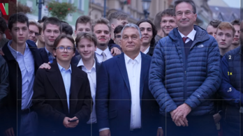 Orbán Viktor már távozott volna, de nem engedte a tömeg