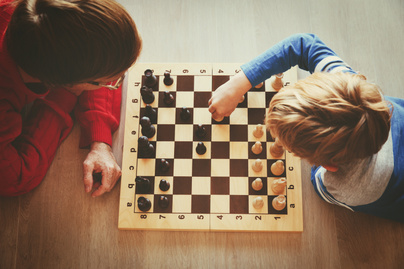 Ez a játék fejleszti legjobban a gyerek memóriáját és stratégiai gondolkodását: a sakkozás 5 fontos hatása