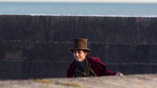 Lencsevégre kapták Timothée Chalametet a Willy Wonka-film forgatásán