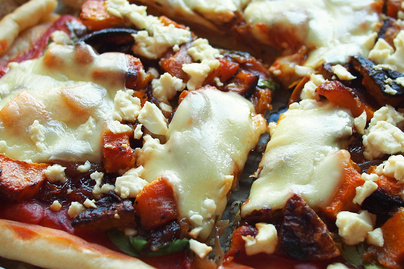 Foszlós pizza őszi kiadásban, sütőtökkel és karamellizált hagymával: a feltéttől lesz különleges