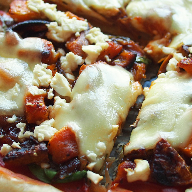 Foszlós pizza őszi kiadásban, sütőtökkel és karamellizált hagymával: a feltéttől lesz különleges