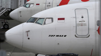Vádat emeltek a Boeing egykori pilótája ellen, 346 ember haláláért lehet felelős