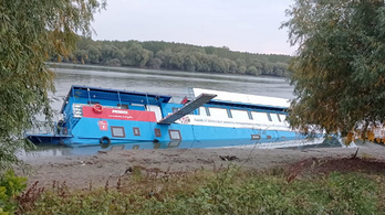Elsüllyedt a hajó, amelyet pár napja avatott fel a munkaügyi miniszter