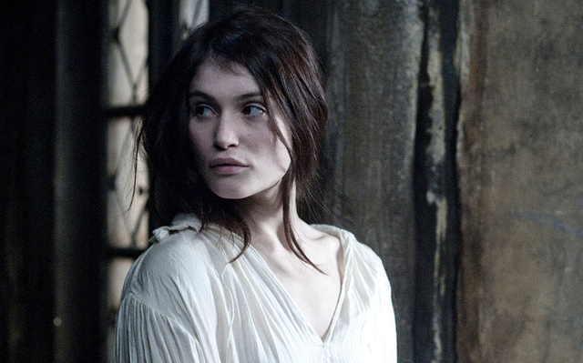 Gemma Arterton, Gretel, vagyis Júlia szerepében (Boszorkányvadászok)