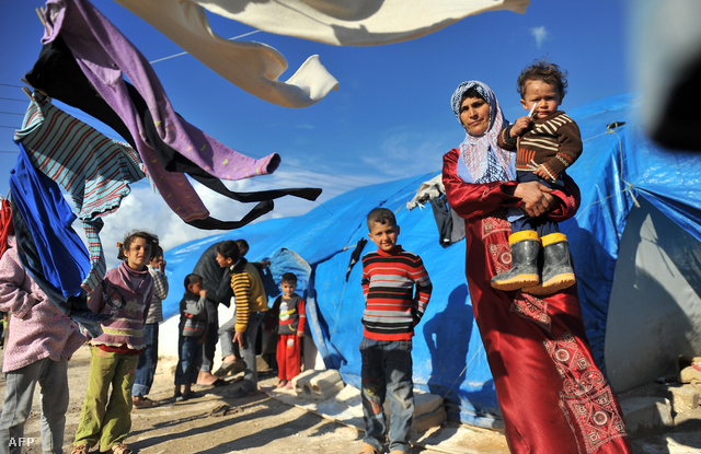 Menekülttábor szír lakói a török–szír határon. Nyárra a Human Rights Watch becslései szerint Jordániában, Libanonban és Törökországban egyaránt 1-1 millió lehet szíriai menekültek száma. 