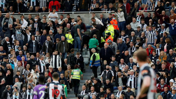 Újra kellett éleszteni egy szurkolót a Newcastle–Tottenham meccsen