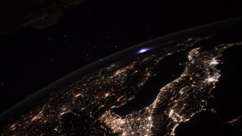 Látványos robbanást észlelt Európa felett az űrhajós