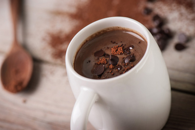 Selymes forró csokoládé felnőtteknek: krémlikőrrel készül az édes ital