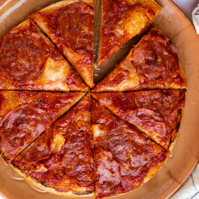 Szuperropogós, alakbarát pizza teljes kiőrlésű liszttel gyúrva – A pizzaszószt is házilag állítsd össze