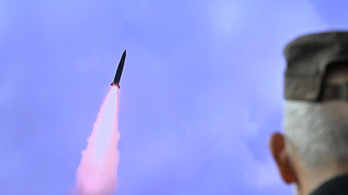 Észak-Korea tengeralattjáróról indított ballisztikus rakétát tesztelt