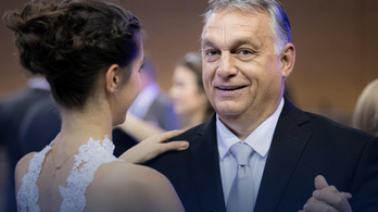 Szalagavatón kapták lencsevégre a táncoló Orbán Viktort