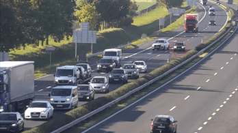 Videó: Nem volt fékje a román sofőrnek, négy autót tört össze az M1-esen
