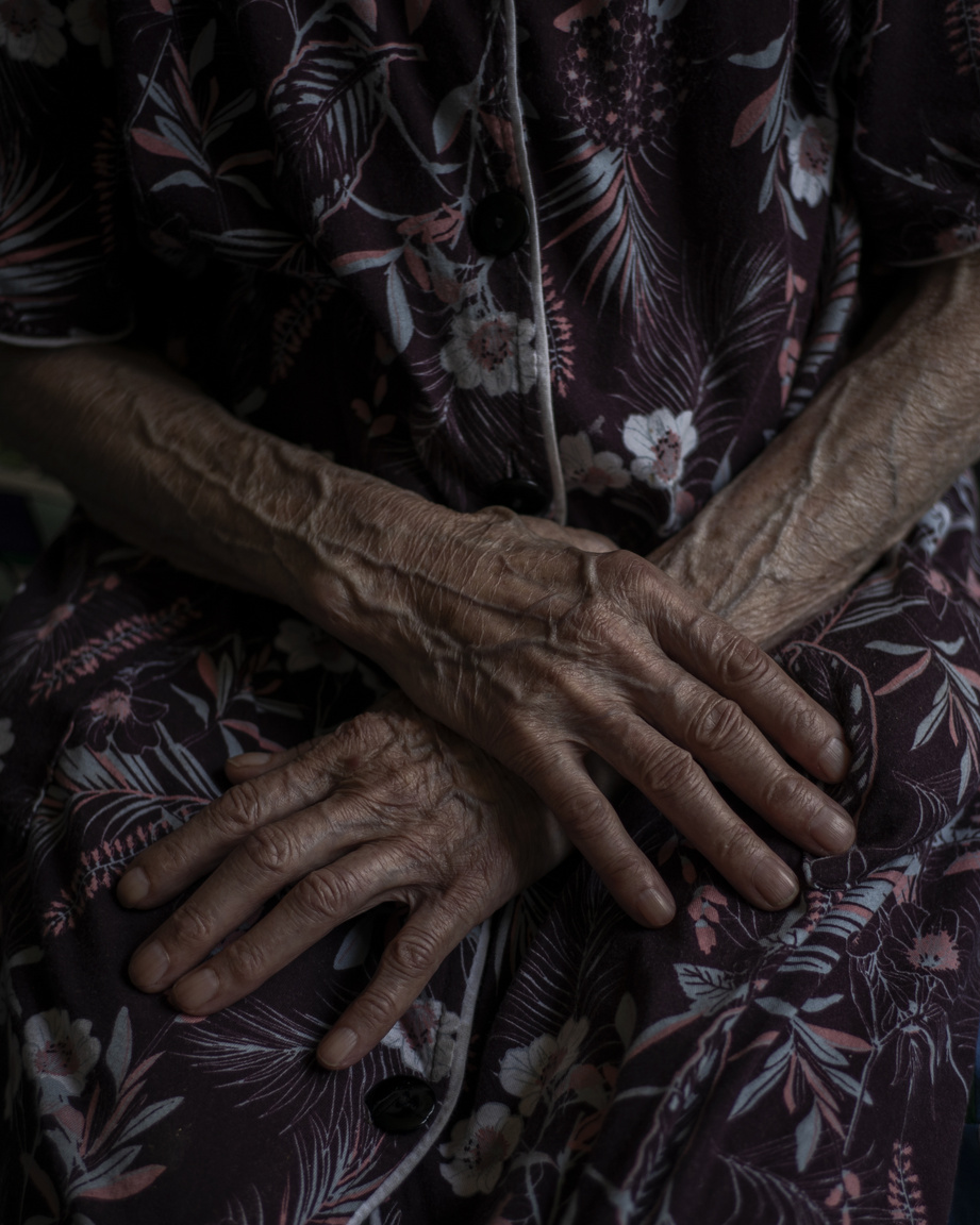 Babayan Haykanush (93)
                        Haykanush néni keze szinte egy térkép vonalait idézik.Olyan, mintha a viszontagságos életének folyton változó határait, folyóit látnánk megelevenedni.