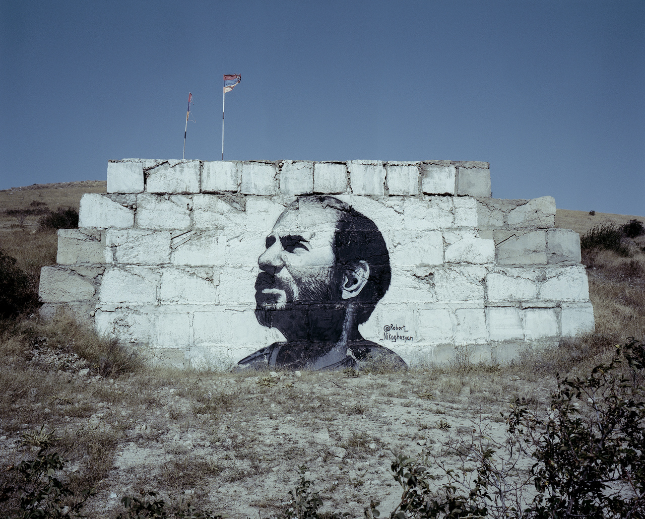 Monte Melkonyan, karabahi hadvezér arcképe. Robert Nikoghosyan – Festő- és graffiti művész alkotása. Robert számos halott fiatal katona portréját festi emlékként házak, kultúrházak és iskolák falaira. „Nagyon fájdalmas téma, amelyre, ha lett volna választási lehetőségem, nem tértem volna ki, de sajnos olyan országban élek, ahol ennek van aktualitása. Munkámnak időleges természete van, mégis ezek a képek megmaradnak emlékként a falakon. A fájdalom egy szép napon megenyhül, nem múlik el, de idővel megpuhul.