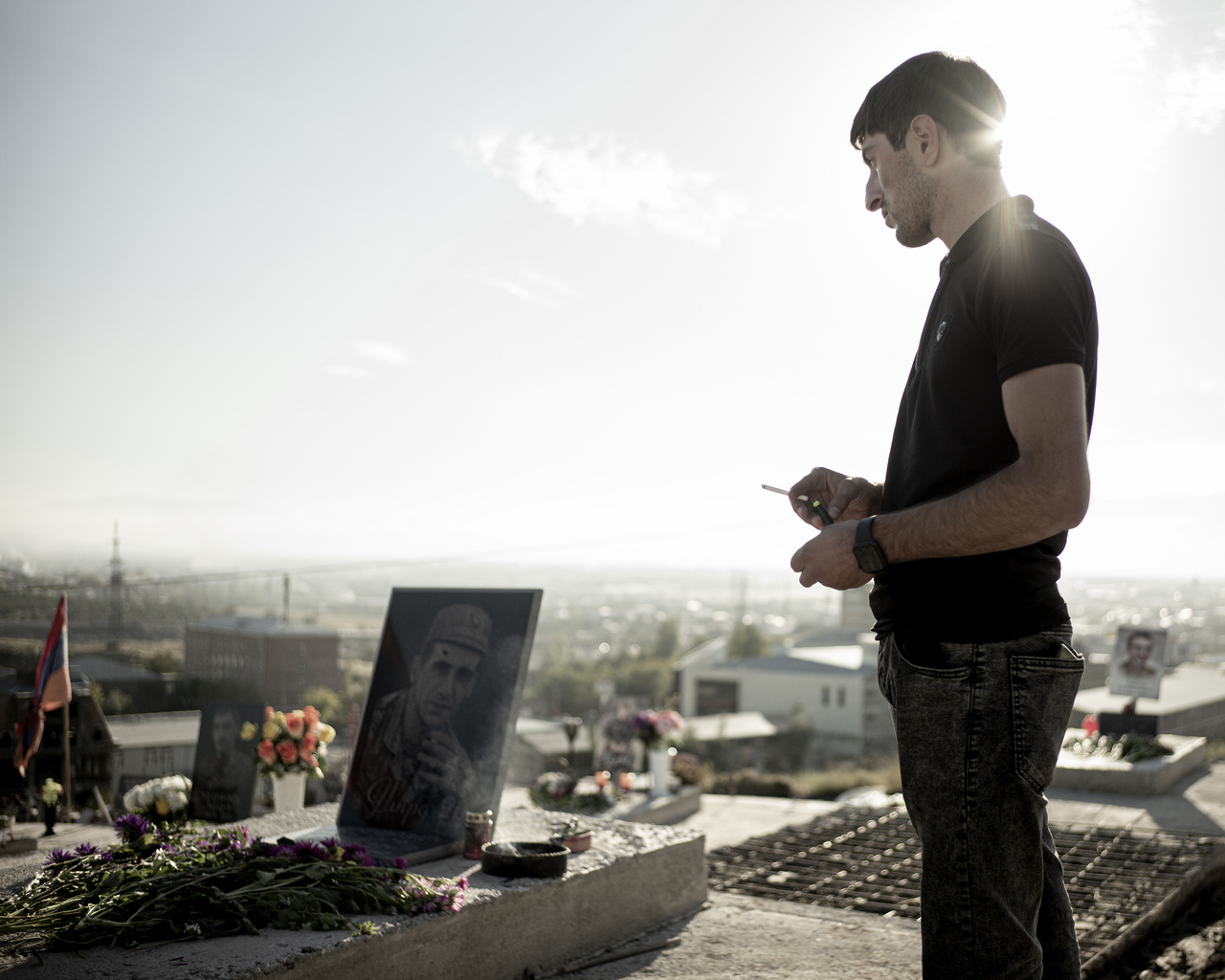 Ashot, elhunyt örmény bajtársa sírjánál, a háború kitörésének egyéves évfordulóján.