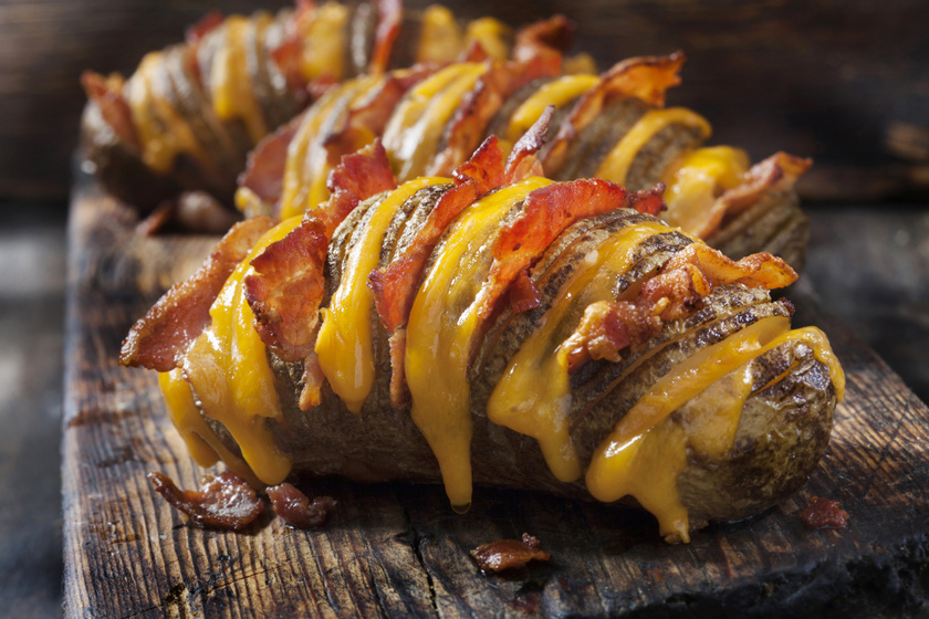 Baconös, sajtos Hasselback-krumpli: kívül ropogós, belül puha