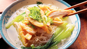 Recept hétvégére: dobj össze egy gyors húslevest ázsiai aromákkal!