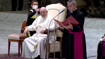 Egy kisfiú megzavarta a pápai audienciát, ajándékot kapott