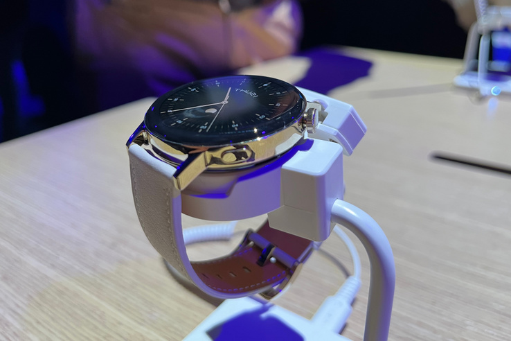 A Huawei Watch GT 3 kisebb méretű verziója. Oldalán a forgó korona segít az óra rendszerében történő navigálásban. Ilyen megoldást használ az Apple Watch is.